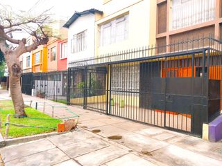 Foto 1 de VENDO CASA DE TRES PISOS REMODELADA CON MINI DEPARTAMENTO