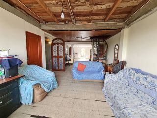 Foto 3 de Venta de Propiedad Esquinera de uso residencial y comercial, departamento de 2 pisos y 4 locales, Guasmo Central. Avenida Domingo Comin
