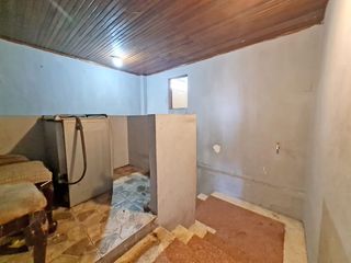Foto 5 de Venta de Propiedad Esquinera de uso residencial y comercial, departamento de 2 pisos y 4 locales, Guasmo Central. Avenida Domingo Comin
