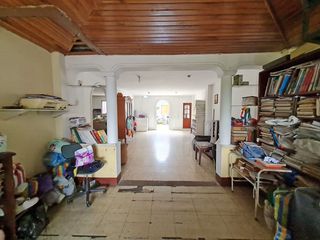 Foto 7 de Venta de Propiedad Esquinera de uso residencial y comercial, departamento de 2 pisos y 4 locales, Guasmo Central. Avenida Domingo Comin