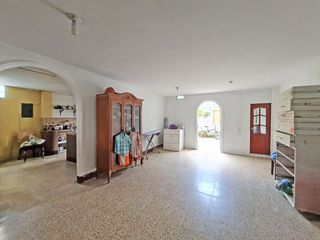 Foto 10 de Venta de Propiedad Esquinera de uso residencial y comercial, departamento de 2 pisos y 4 locales, Guasmo Central. Avenida Domingo Comin