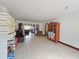 Foto 9 de Venta de Propiedad Esquinera de uso residencial y comercial, departamento de 2 pisos y 4 locales, Guasmo Central. Avenida Domingo Comin