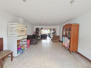 Foto 8 de Venta de Propiedad Esquinera de uso residencial y comercial, departamento de 2 pisos y 4 locales, Guasmo Central. Avenida Domingo Comin