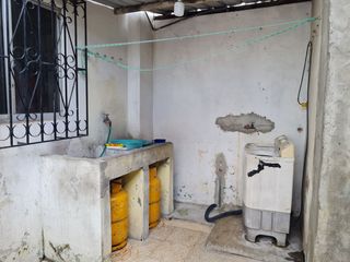 Foto 15 de Venta de Propiedad Esquinera de uso residencial y comercial, departamento de 2 pisos y 4 locales, Guasmo Central. Avenida Domingo Comin