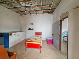 Foto 16 de Venta de Propiedad Esquinera de uso residencial y comercial, departamento de 2 pisos y 4 locales, Guasmo Central. Avenida Domingo Comin