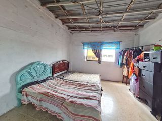 Foto 17 de Venta de Propiedad Esquinera de uso residencial y comercial, departamento de 2 pisos y 4 locales, Guasmo Central. Avenida Domingo Comin