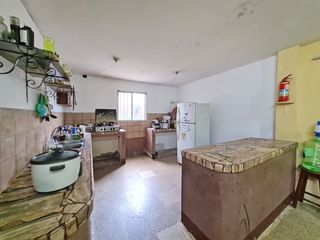 Foto 12 de Venta de Propiedad Esquinera de uso residencial y comercial, departamento de 2 pisos y 4 locales, Guasmo Central. Avenida Domingo Comin