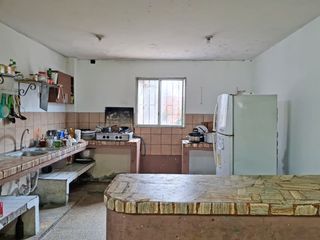 Foto 13 de Venta de Propiedad Esquinera de uso residencial y comercial, departamento de 2 pisos y 4 locales, Guasmo Central. Avenida Domingo Comin