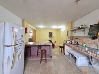 Foto 14 de Venta de Propiedad Esquinera de uso residencial y comercial, departamento de 2 pisos y 4 locales, Guasmo Central. Avenida Domingo Comin