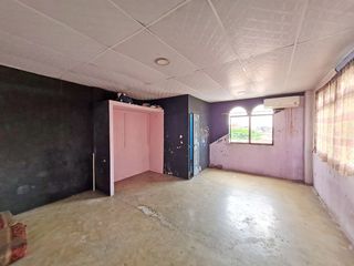 Foto 25 de Venta de Propiedad Esquinera de uso residencial y comercial, departamento de 2 pisos y 4 locales, Guasmo Central. Avenida Domingo Comin