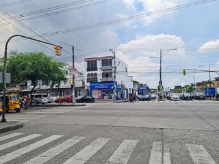 Foto 1 de Venta de Propiedad Esquinera de uso residencial y comercial, departamento de 2 pisos y 4 locales, Guasmo Central. Avenida Domingo Comin