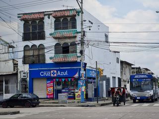 Foto 2 de Venta de Propiedad Esquinera de uso residencial y comercial, departamento de 2 pisos y 4 locales, Guasmo Central. Avenida Domingo Comin