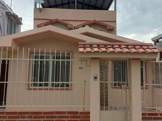 Foto 1 de Bonita Casa de 4 Dormitorios con Terraza en Urbanización Privada Portal de Los Esteros