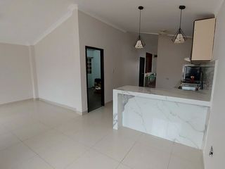 Foto 3 de Bonita Casa de 4 Dormitorios con Terraza en Urbanización Privada Portal de Los Esteros