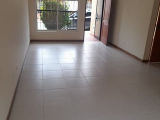 Foto 2 de CASA EN ARRIENDO CON MUY BUENA UBICACION CENTRAL