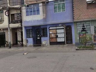 Foto 1 de Se Vende casa de 2 pisos frente a parque en Los Olivos