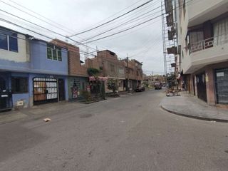 Foto 2 de Se Vende casa de 2 pisos frente a parque en Los Olivos