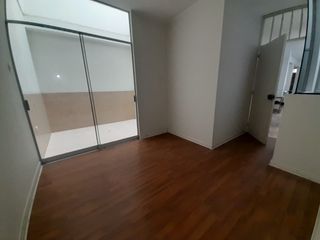 Foto 2 de Amplio Departamento En Venta Primer Piso - Comas