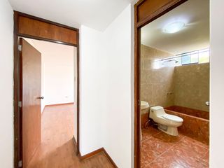 Foto 3 de Vendo Duplex En Calle Las Violetas - Urb Los Jardines (Smp)