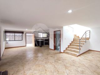 Foto 2 de CASA EN RENTA, CON 2 PARQUEOS, AVENIDA LOS CEREZOS - EL TEJAR