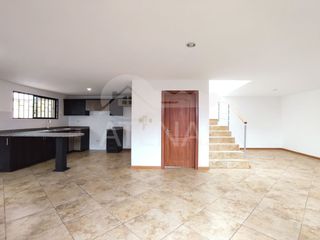 Foto 4 de CASA EN RENTA, CON 2 PARQUEOS, AVENIDA LOS CEREZOS - EL TEJAR