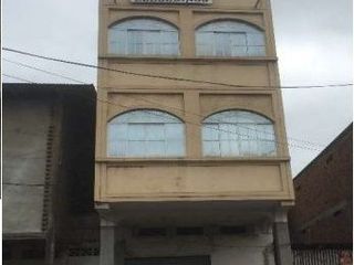 Foto 1 de Venta de casa con local comercial - Jipijapa