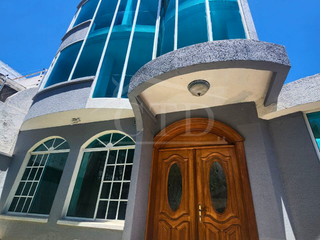 Foto 1 de Rento casa con 5 dormitorios, sector Monteserrín, Norte de Quito