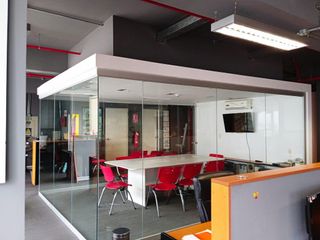 Foto 4 de OPORTUNIDAD DE COMPRA  EXCELNTE UBICACION!!! VENTA MOERNA OFICINA .  Surquillo. LIMITE SAN ISIDRO