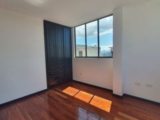 Foto 9 de Renta Departamento Dúplex Carcelén Sector Mastodontes, 92 m² Útil $300 Mensuales