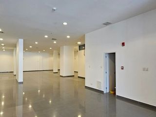 Foto 2 de Excelente Local Comercial en primer piso del Edificio Empresarial Benavides