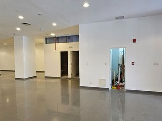 Foto 4 de Excelente Local Comercial en primer piso del Edificio Empresarial Benavides