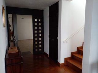 Foto 2 de HERMOSO Y AMPLIO DEPARTAMENTO DUPLEX EN URBANIZACION CERRADA MIRAVALLE 4 CUMBAYA