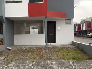 Foto 1 de Casa en Venta en Conjunto Habitacional Di Torino – Sector Conocoto, Quito