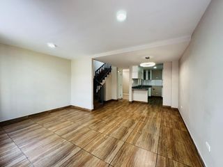 Foto 2 de Vive con comodidad y estilo en esta amplia casa dentro del exclusivo condominio Mambo Tress en Comas!