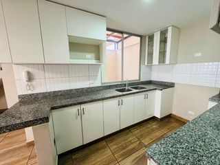Foto 3 de Vive con comodidad y estilo en esta amplia casa dentro del exclusivo condominio Mambo Tress en Comas!