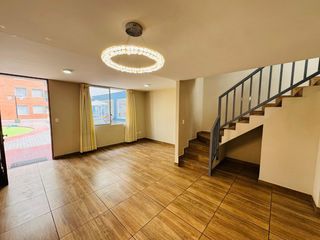 Foto 4 de Vive con comodidad y estilo en esta amplia casa dentro del exclusivo condominio Mambo Tress en Comas!