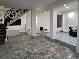 Foto 2 de Se alquila amplia casa en ciudadela Guayasur