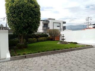 Foto 2 de ELEGANTE Y AMPLIA CASA  UBICADA EN UNO DE LOS MEJORES SECTORES DE CUMBAYA