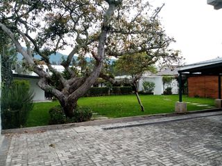 Foto 3 de ELEGANTE Y AMPLIA CASA  UBICADA EN UNO DE LOS MEJORES SECTORES DE CUMBAYA