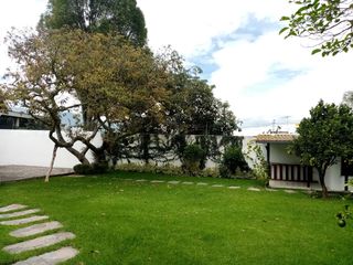Foto 4 de ELEGANTE Y AMPLIA CASA  UBICADA EN UNO DE LOS MEJORES SECTORES DE CUMBAYA
