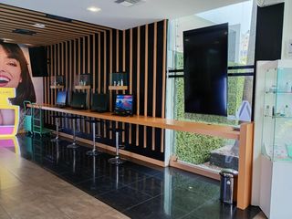 Foto 2 de ¡OPORTUNIDAD ÚNICA EN URDESA! Local Comercial de Lujo con 8 Parqueos (Venta/Alquiler)