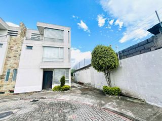 Foto 1 de Casa en venta adosada a un solo lado Cerca al colegio Gutenberg Schule- Conocoto