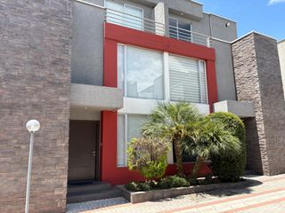 Foto 1 de ARRIENDO / VENDO LINDA CASA EN CONJUNTO CUMBAYA