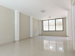 Foto 2 de Venta Casa Remodelada con Garaje Urdesa Central Guayaquil