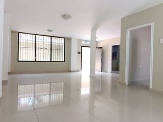 Foto 1 de Venta Casa Remodelada con Garaje Urdesa Central Guayaquil