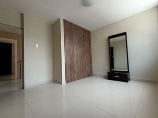 Foto 16 de Venta Casa Remodelada con Garaje Urdesa Central Guayaquil