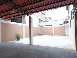 Foto 8 de Venta Casa Remodelada con Garaje Urdesa Central Guayaquil