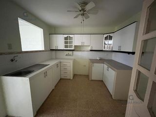 Foto 3 de Venta Casa con suite independiente Samanes 6  Guayaquil