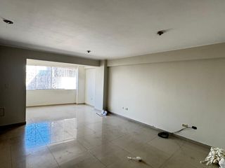 Foto 10 de vendo amplio departamento con cochera y ascensor cerca al palomar