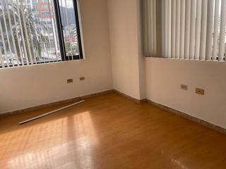 Foto 7 de Rento Oficina  de 100 m2 en la Av. Colón , Quito , Ecuador.